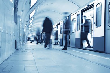 Hareket halindeki insan kalabalığı bulanık, soyut şehir trafiği insanları