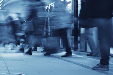 Hareket halindeki insan kalabalığı bulanık, soyut şehir trafiği insanları