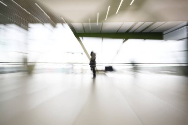 Hareket halindeki insan kalabalığı bulanık, soyut şehir trafiği insanları