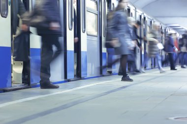 Hareket halindeki insan kalabalığı bulanık, soyut şehir trafiği insanları