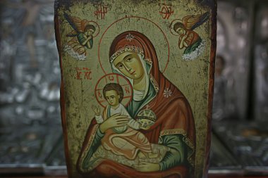 Kalambaka, Yunanistan - 17 Eylül 2019: Bir kilise dükkanında ortodoks simgeleri, kilise inancı kavramı