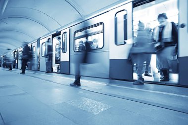 Hareket halindeki insan kalabalığı bulanık, soyut şehir trafiği insanları