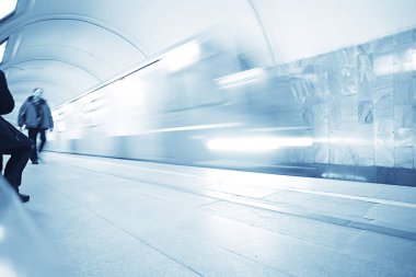 Hareket halindeki insan kalabalığı bulanık, soyut şehir trafiği insanları