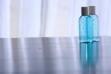 Kadın doktor ellerini antiseptikle dezenfekte eder, doktorun elleri antiseptik eldivenleri temizler, virüs koruması konronavirüsü