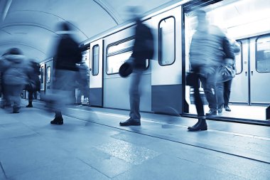 Hareket halindeki insan kalabalığı bulanık, soyut şehir trafiği insanları