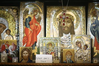 Kalambaka, Yunanistan - 17 Eylül 2019: Bir kilise dükkanında ortodoks simgeleri, kilise inancı kavramı