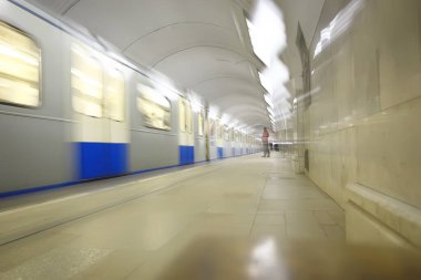 Vagon treni, metro hareketi, ulaşım konsepti insanlar olmadan soyut arka plan