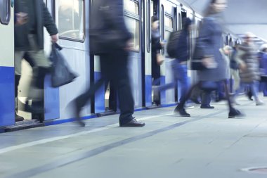 Hareket halindeki insan kalabalığı bulanık, soyut şehir trafiği insanları