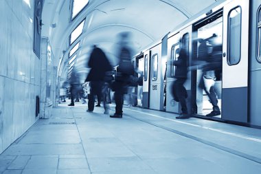 Hareket halindeki insan kalabalığı bulanık, soyut şehir trafiği insanları