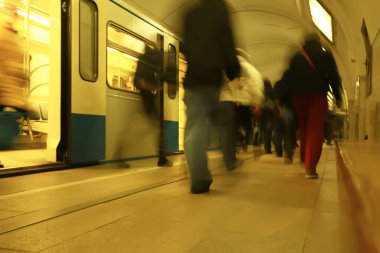 Hareket halindeki insan kalabalığı bulanık, soyut şehir trafiği insanları