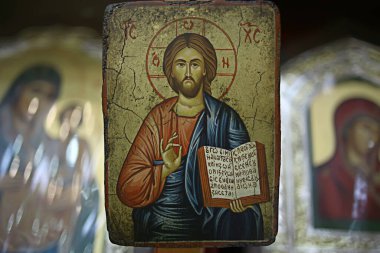 Kalambaka, Yunanistan - 17 Eylül 2019: Bir kilise dükkanında ortodoks simgeleri, kilise inancı kavramı