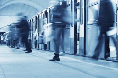 Hareket halindeki insan kalabalığı bulanık, soyut şehir trafiği insanları