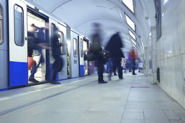 Hareket halindeki insan kalabalığı bulanık, soyut şehir trafiği insanları