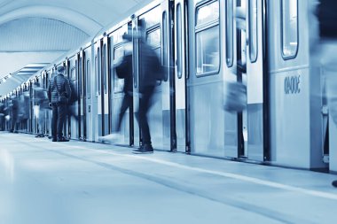 Hareket halindeki insan kalabalığı bulanık, soyut şehir trafiği insanları