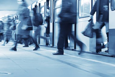 Hareket halindeki insan kalabalığı bulanık, soyut şehir trafiği insanları