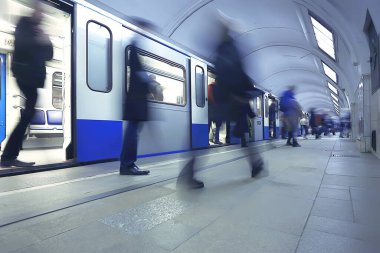 Hareket halindeki insan kalabalığı bulanık, soyut şehir trafiği insanları