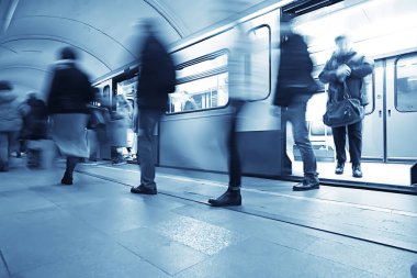 Hareket halindeki insan kalabalığı bulanık, soyut şehir trafiği insanları