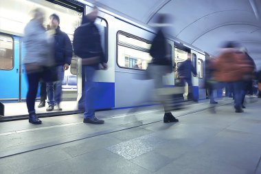 Hareket halindeki insan kalabalığı bulanık, soyut şehir trafiği insanları