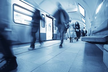 Hareket halindeki insan kalabalığı bulanık, soyut şehir trafiği insanları
