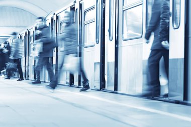 Hareket halindeki insan kalabalığı bulanık, soyut şehir trafiği insanları
