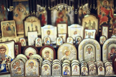 Kalambaka, Yunanistan - 17 Eylül 2019: Bir kilise dükkanında ortodoks simgeleri, kilise inancı kavramı