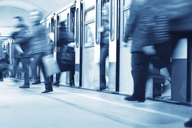 Hareket halindeki insan kalabalığı bulanık, soyut şehir trafiği insanları