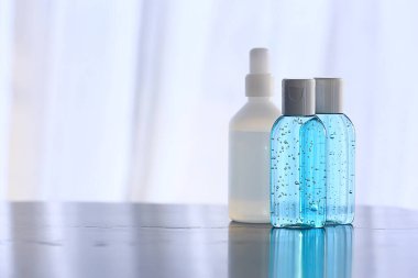 Kadın doktor ellerini antiseptikle dezenfekte eder, doktorun elleri antiseptik eldivenleri temizler, virüs koruması konronavirüsü