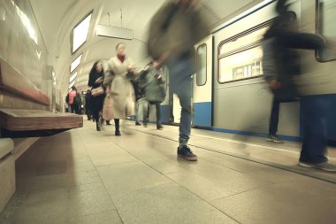 Hareket halindeki insan kalabalığı bulanık, soyut şehir trafiği insanları