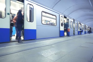 Hareket halindeki insan kalabalığı bulanık, soyut şehir trafiği insanları