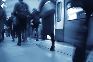 Hareket halindeki insan kalabalığı bulanık, soyut şehir trafiği insanları