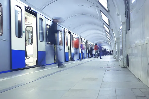在运动中的拥挤的地铁模糊了 抽象的背景 城市交通人员 — 图库照片