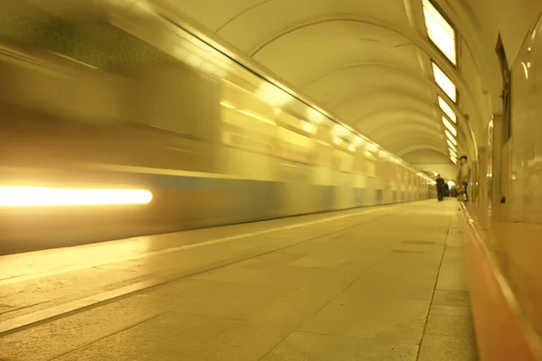 Folkmassa Tunnelbana Rörelse Suddig Abstrakt Bakgrund Stadstrafik Människor — Stockfoto