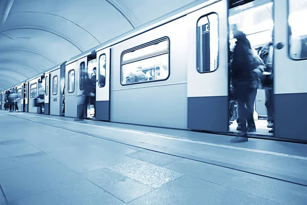 Hareket halindeki insan kalabalığı bulanık, soyut şehir trafiği insanları