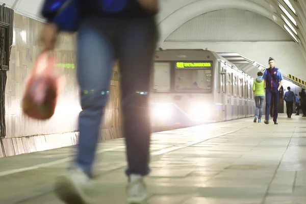 Menschenmenge Bahn Bewegung Verschwommen Abstrakter Hintergrund Stadtverkehr Menschen — Stockfoto