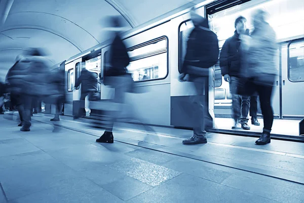 Hareket halindeki insan kalabalığı bulanık, soyut şehir trafiği insanları