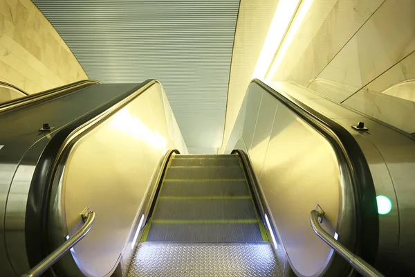 Moderno Escalera Mecánica Fondo Abstracto Borrosa Luz Fondo Geometría Transporte —  Fotos de Stock