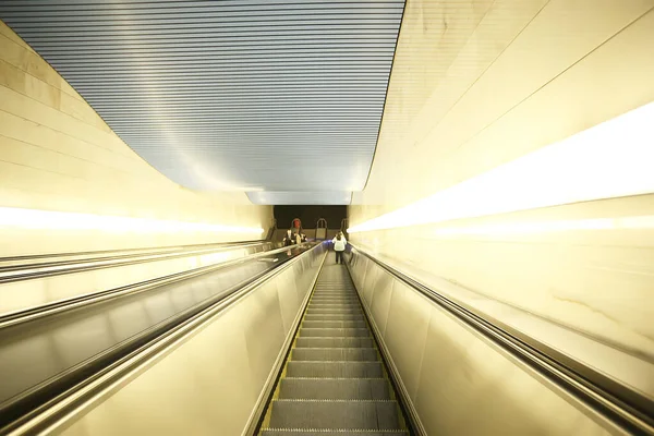 Moderno Escalera Mecánica Fondo Abstracto Borrosa Luz Fondo Geometría Transporte —  Fotos de Stock