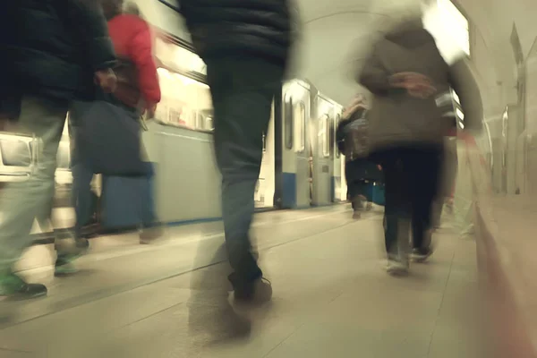 지하철을 사람들은 도시의 정체를 흐릿하고 추상적 배경으로 했습니다 — 스톡 사진