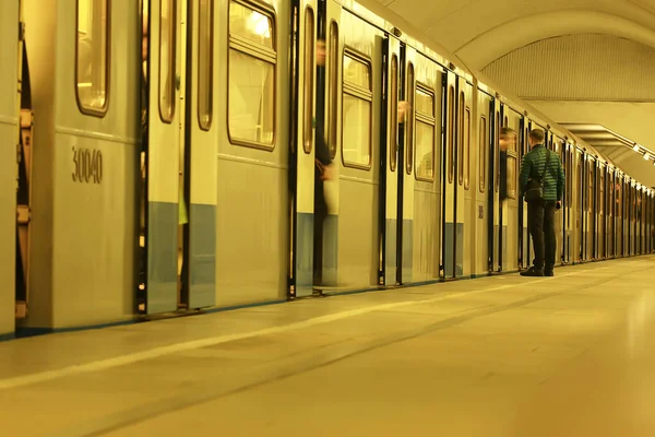 在运动中的拥挤的地铁模糊了 抽象的背景 城市交通人员 — 图库照片