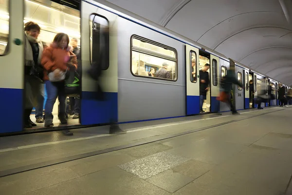 Folla Persone Metropolitana Movimento Offuscata Sfondo Astratto Traffico Urbano Persone — Foto Stock