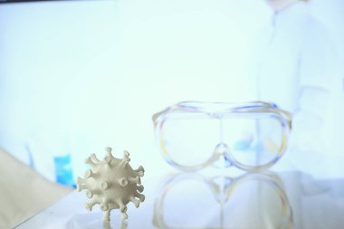 Coronavirus modeli beyaz arkaplanda izole edilmiş, mikro virüs fotoğrafı