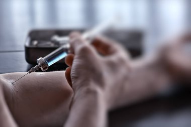 Hastane koronavirüs enjeksiyonunda doktor. Covid-19 hastanesinin içinde.