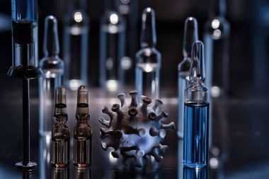 Şırınga ve ampul, koronavirüs aşısı, konsept tıp aşısı koruma covid 19