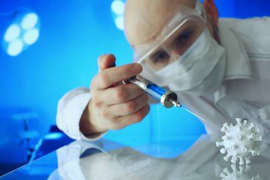 Hastane koronavirüs enjeksiyonunda doktor. Covid-19 hastanesinin içinde.