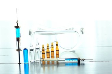 Hastane covid-19 virüs konseptinde tıbbi ekipman soyut arka plan