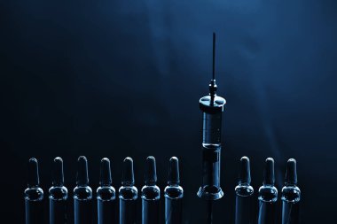 Şırınga ve ampul, koronavirüs aşısı, konsept tıp aşısı koruma covid 19