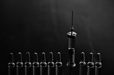 Şırınga ve ampul, koronavirüs aşısı, konsept tıp aşısı koruma covid 19