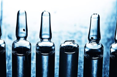 Şırınga ve ampul, koronavirüs aşısı, konsept tıp aşısı koruma covid 19