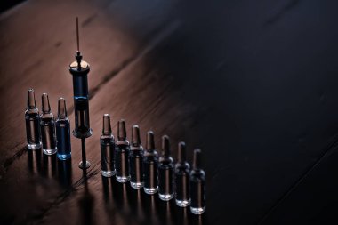 Şırınga ve ampul, koronavirüs aşısı, konsept tıp aşısı koruma covid 19