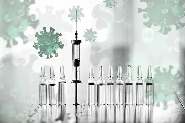 코로나 바이러스 백신인 주사기와 의약품 접종에 보호를 공고히 — 스톡 사진